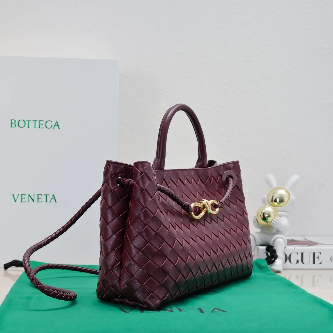 Batch 1960 #Bottega Veneta new horizontal Andiamo handbag, many stars have the same style 🎈 Classic full-body leather weaving with golden rope buckle, stable and chic enough [proud] The whole body is made of Nappa sheep leather, comfortable, soft and dynamic. The sliding metal rope buckle can adjust the shoulder strap, single shoulder / handbag / crossbody, multiple carrying methods, large bag capacity, suitable for commuting / daily / travel This bag is divided into small/medium/large sizes. There is always one that suits you, so take me with you🎀🎀 Size: 29x18x10 Model: 6463#